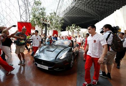 هتافات التشجيع لألونسو وماسا تضجّ في عالم فيراري أبوظبي قبل السباق